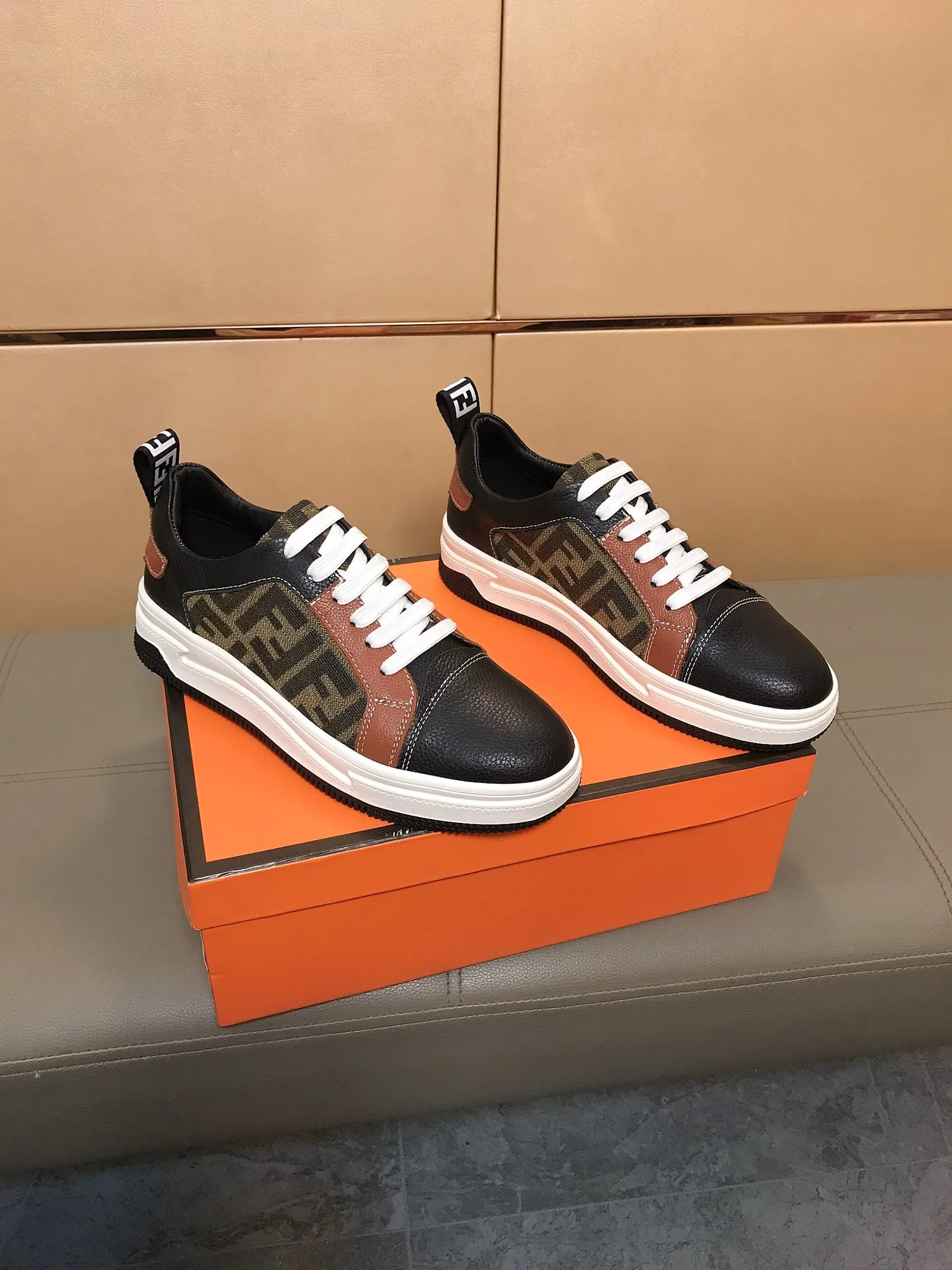 Factory price 400 🕷️🕷️FENDI [Fendi] Men’s new casual shoes are hot! , that kind of calm connotation️elegant taste is indescribable to start the journey of fashionable shoes💍💍to cope with various occasions calmly! The momentum of the big names speaks for itself! Comfortable and comfortable on the feet! Material: Imported cowhide + printed material, sheepskin lining. Fashion essential! 2 colors available! Code number: 38-44